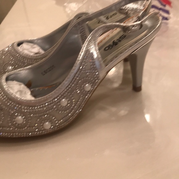 Silver Heels - Picture 5 of 6